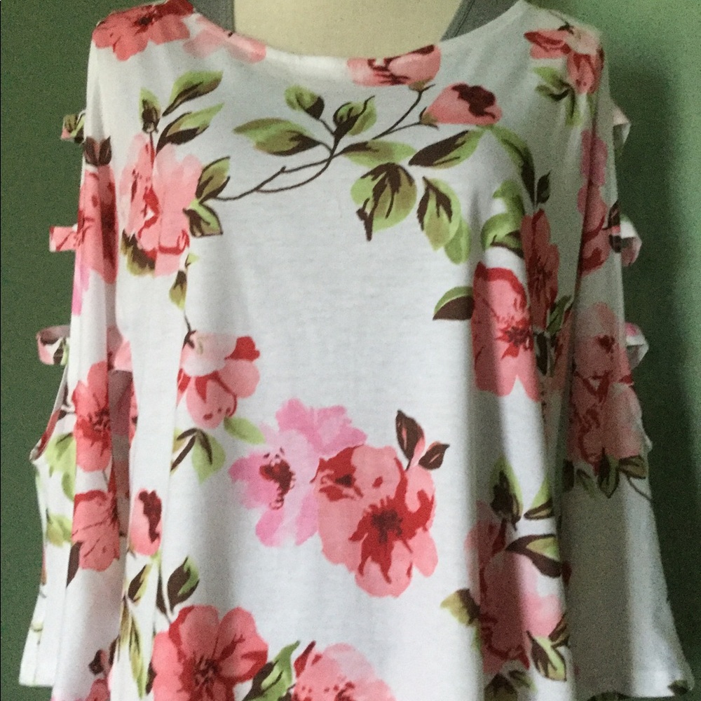 White XL floral top with cut out sleeves